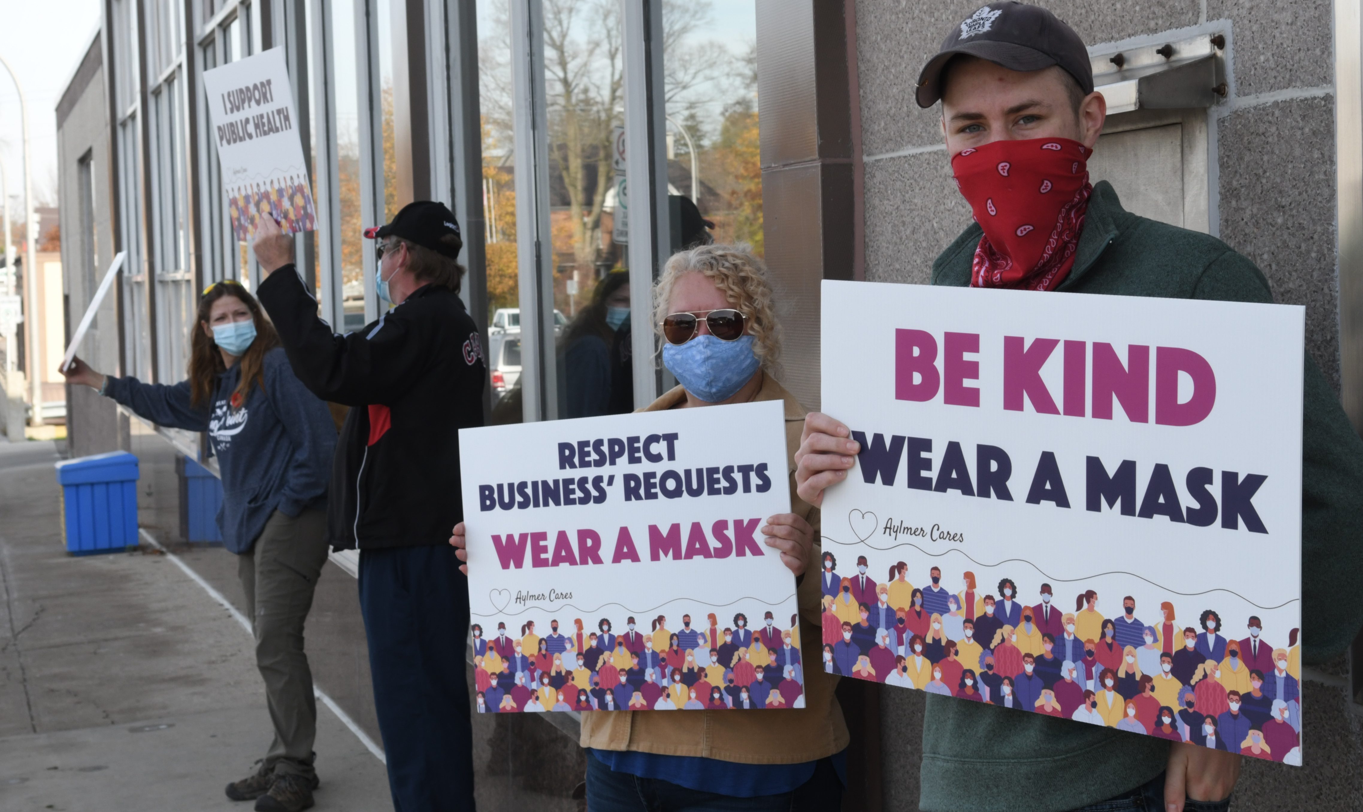 Featured image for "Counter-protesters ask, “Be Kind, Wear a Mask”"